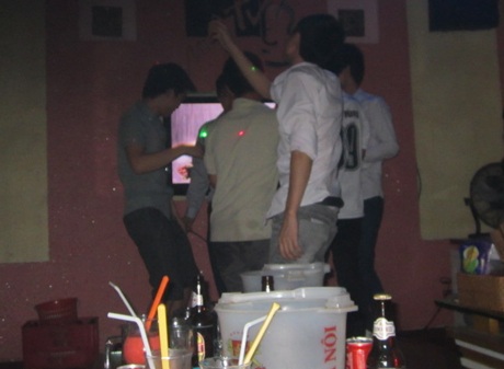 Các bữa gặp mặt tất niên khiến nhiều bạn nam phải xanh mặt vì bia rượu liên tục. (ảnh minh họa)