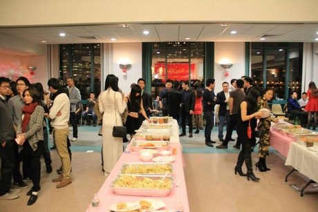 Thiếu nữ Việt xúng xính dự tiệc “Tết tình yêu” tại New York - 12 Và cả phần tiệc ẩm thực.