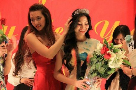 Thiếu nữ Việt xúng xính dự tiệc “Tết tình yêu” tại New York - 13 Vương miện “Miss Việt Nam – New York” 2015 đã được trao cho Đặng Mỹ Hương.