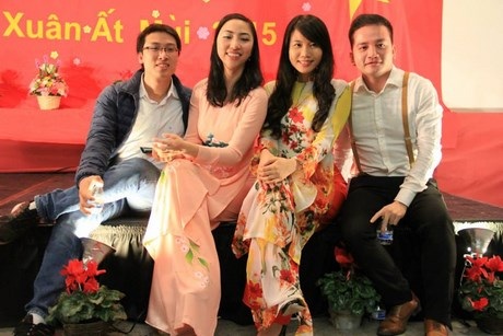 Thiếu nữ Việt xúng xính dự tiệc “Tết tình yêu” tại New York - 9 Tà áo dài dân tộc tươi tắn ngày đầu xuân.