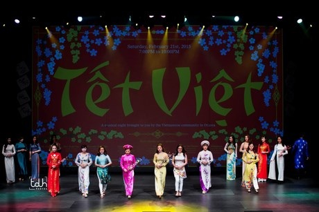 Đặc sắc kịch “Táo quân” đón Tết của SV Việt ở Ottawa - 3 Trình diễn áo dài truyền thống.