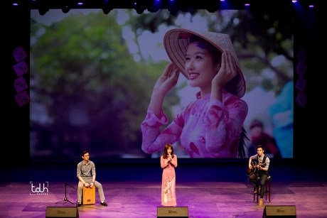 Đặc sắc kịch “Táo quân” đón Tết của SV Việt ở Ottawa - 8 Gala là sự hòa hợp của những bài ca về ngày Tết, những điệu múa của dân gian cũng như đương đại.