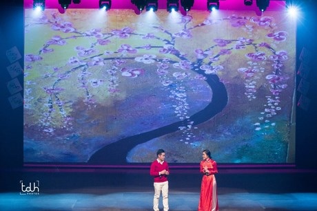 Đặc sắc kịch “Táo quân” đón Tết của SV Việt ở Ottawa - 11 Những điệu múa quạt dàn dựng công phu.