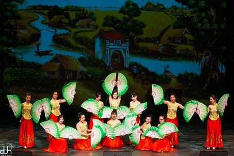 Đặc sắc kịch “Táo quân” đón Tết của SV Việt ở Ottawa - 12 Những điệu múa quạt dàn dựng công phu.