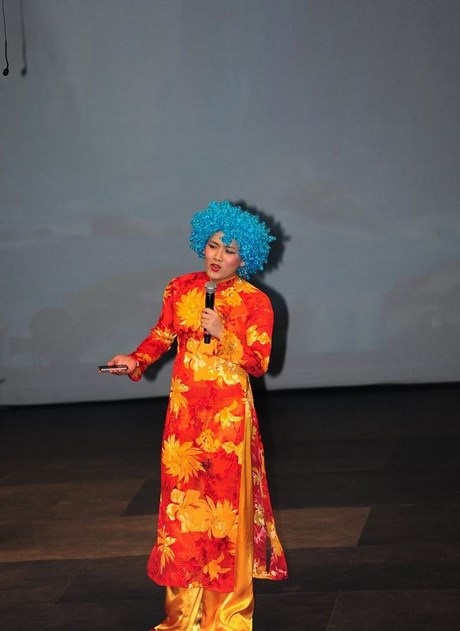 Đặc sắc kịch “Táo quân” đón Tết của SV Việt ở Ottawa - 4 Trình diễn áo dài truyền thống.