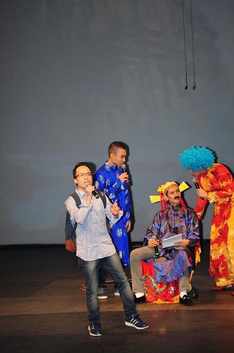 Đặc sắc kịch “Táo quân” đón Tết của SV Việt ở Ottawa - 7 Một số hình ảnh trong tiết mục Táo quân của các bạn DHS.