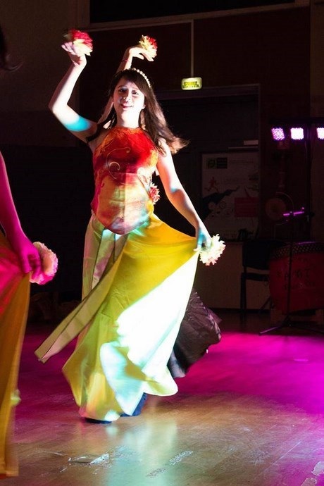 Du học sinh Việt thành phố Rennes múa lân rồng đón Giao thừa - 8 Duyên dáng với những tiết mục múa dân gian.