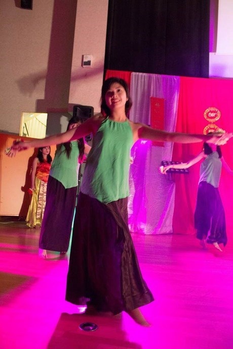 Du học sinh Việt thành phố Rennes múa lân rồng đón Giao thừa - 7 Duyên dáng với những tiết mục múa dân gian.