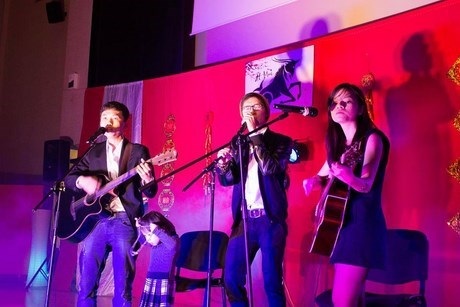 Du học sinh Việt thành phố Rennes múa lân rồng đón Giao thừa - 11 Hay cuốn hút với những giọng ca trẻ.