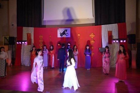 Du học sinh Việt thành phố Rennes múa lân rồng đón Giao thừa - 12 Nét đẹp Việt qua tà áo dài.