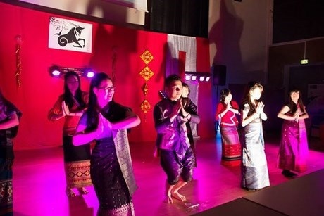 Du học sinh Việt thành phố Rennes múa lân rồng đón Giao thừa - 5 Nét đặc sắc trong tiết mục múa sóc sờ bai đặc trưng của tỉnh Sóc Trăng.