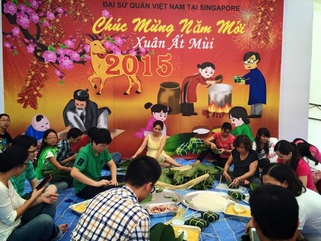 Bếp củi gỗ, nồi bánh chưng “tranh tài” của sinh viên Việt ở Singapore - 1 Trải nghiệm gói bánh chưng khiến các bạn trẻ đặc biệt thích thú.