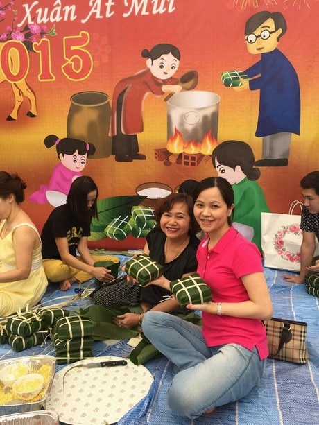 Bếp củi gỗ, nồi bánh chưng “tranh tài” của sinh viên Việt ở Singapore - 2 Phu nhân đại sứ trực tiếp gói bánh cùng các đội chơi.