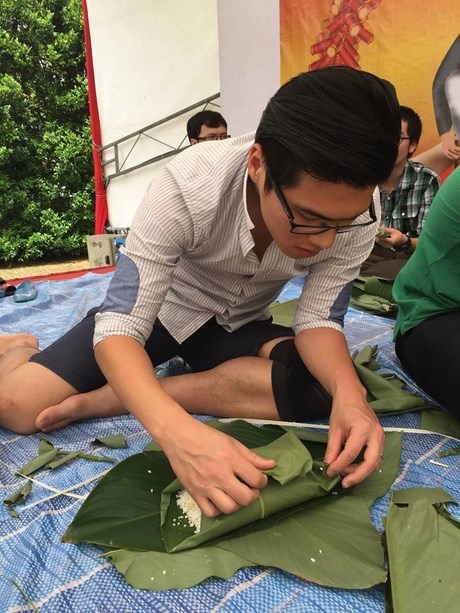 Bếp củi gỗ, nồi bánh chưng “tranh tài” của sinh viên Việt ở Singapore - 3 Các chàng trai thể hiện độ khéo léo từ việc gấp lá.
