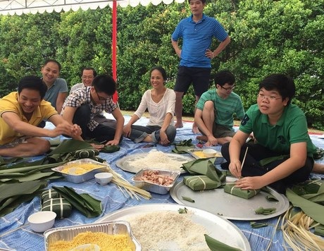 Bếp củi gỗ, nồi bánh chưng “tranh tài” của sinh viên Việt ở Singapore - 4 Huỳnh Anh Khoa ngồi “canh” nồi bánh từ lúc sáng trời đến hết đêm.