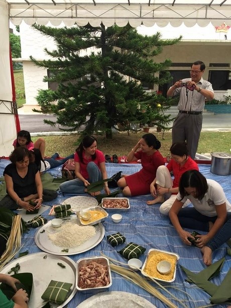 Bếp củi gỗ, nồi bánh chưng “tranh tài” của sinh viên Việt ở Singapore - 5 Huỳnh Anh Khoa ngồi “canh” nồi bánh từ lúc sáng trời đến hết đêm.