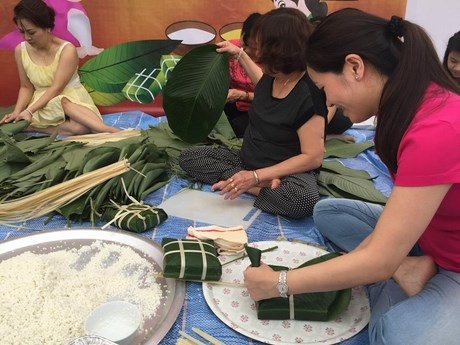 Bếp củi gỗ, nồi bánh chưng “tranh tài” của sinh viên Việt ở Singapore - 6 Huỳnh Anh Khoa ngồi “canh” nồi bánh từ lúc sáng trời đến hết đêm.