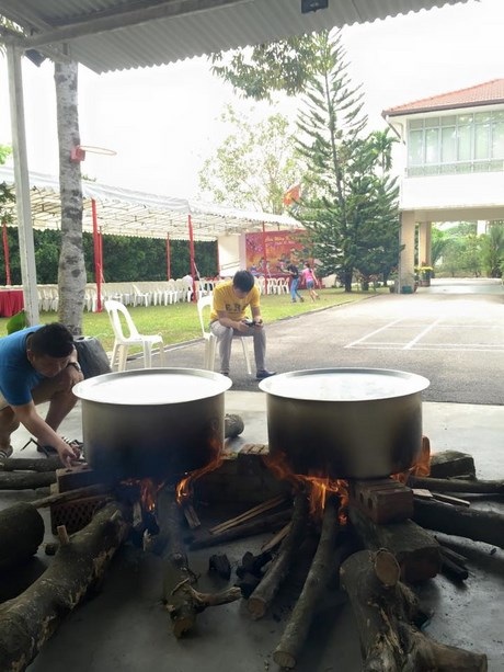 Bếp củi gỗ, nồi bánh chưng “tranh tài” của sinh viên Việt ở Singapore - 7 Huỳnh Anh Khoa ngồi “canh” nồi bánh từ lúc sáng trời đến hết đêm.