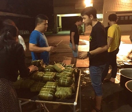 Bếp củi gỗ, nồi bánh chưng “tranh tài” của sinh viên Việt ở Singapore - 8 Và chờ tới khi sản phẩm ra lò...