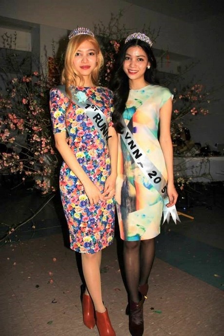 Hai chị em giống nhau như 2 giọt nước nhưng mỗi người lại có cá tính riêng.