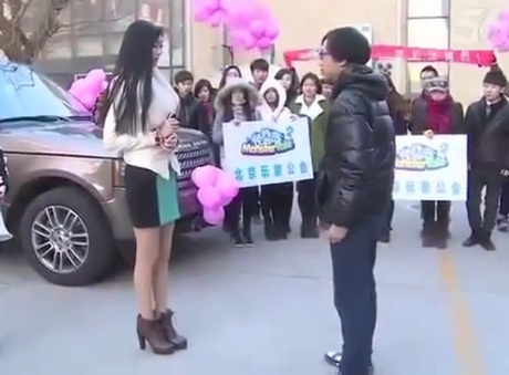 Xe hạng sang cũng không giúp cô gái xinh đẹp có được người mình yêu.