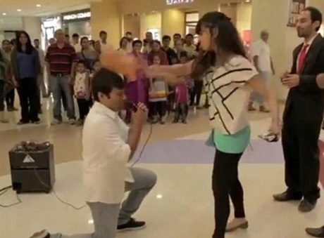 Xe hạng sang cũng không giúp cô gái xinh đẹp có được người mình yêu.