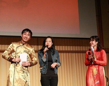 Tà áo dài Việt ở xứ sở hoa anh đào