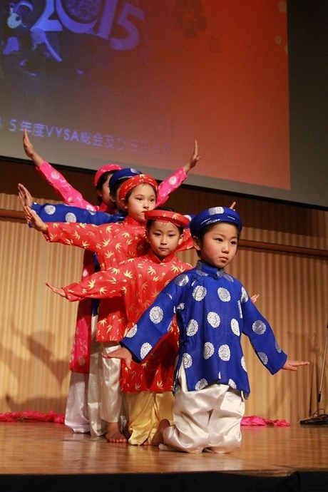 Tà áo dài Việt ở xứ sở hoa anh đào