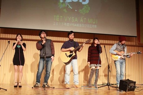 Ban nhạc “Hồn Việt” với những ca khúc quê hương.