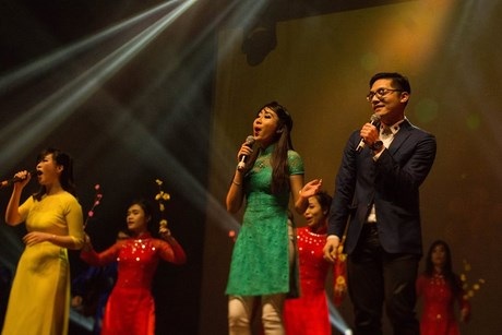 Gala đón Tết hoành tráng của SV Việt miền Tây Nam nước Pháp - 7 Múa lân rồng là tiết mục không thể thiếu trong đêm tiệc đón Tết thường niên của hội.