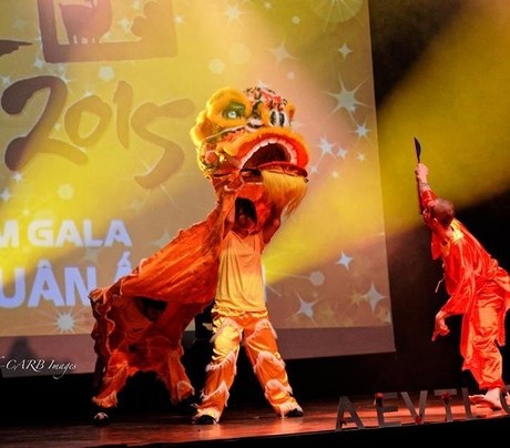 Gala đón Tết hoành tráng của SV Việt miền Tây Nam nước Pháp - 3 Múa lân rồng là tiết mục không thể thiếu trong đêm tiệc đón Tết thường niên của hội.