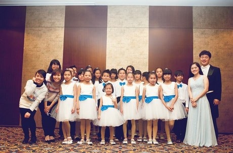“Chuyện tình London” của nữ nghệ sĩ dương cầm xinh đẹp - 9 Trang Trịnh và Park Sung Min cùng các em nhỏ trong dự án “Dàn hợp xướng kỳ diệu”.