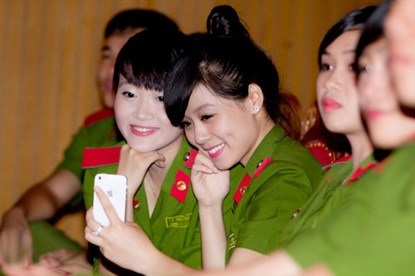 Niềm vui trực Tết của sinh viên cảnh sát, quân sự - 2 Dù ở lại trường trực Tết nhưng các bạn sinh viên vẫn vui vẻ bên bạn bè