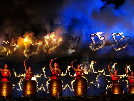 Ngắm ảnh Việt Nam thanh bình, đầy “mời gọi” trên đất Pháp - 5 Thắp sáng kinh thành (Tác giả: Phạm Bá Thịnh).