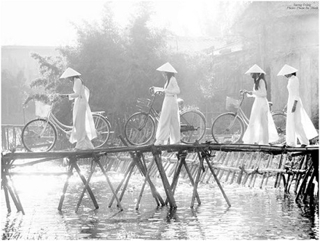 Ngắm ảnh Việt Nam thanh bình, đầy “mời gọi” trên đất Pháp - 6 Áo em trắng quá nhìn không ra (Tác giả: Phạm Bá Thịnh).