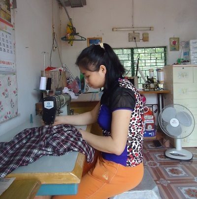 Hạnh phúc mỉm cười với cảnh "cọc đi tìm trâu" tật nguyền - 2 Chị Thư làm thêm nghề may để phụ giúp gia đình.