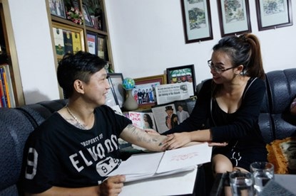 Một số khách hàng thường quay lại phòng xăm nhờ Ngọc tư vấn.