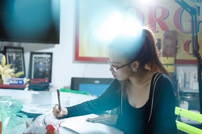 Ngọc đang lên ý tưởng hình xăm cho khách