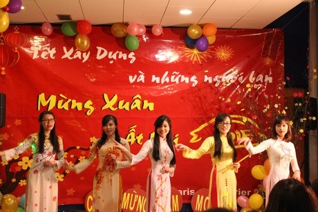 Thiếu nữ duyên dáng trong phần trình diễn áo dài Việt.