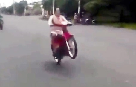 Nguy hại những trò chơi xốc nổi của teen dịp Tết - 1 Với chút men rượu ngày Tết, không ít bạn trẻ trổ tài anh hùng xa lộ đầy nguy hiểm.