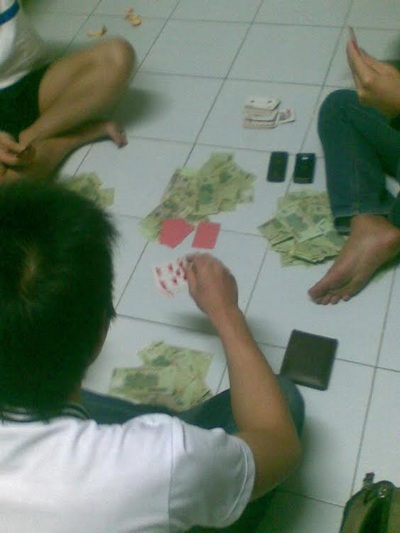 Nguy hại những trò chơi xốc nổi của teen dịp Tết - 2 Không ít bạn hết Tết sớm chỉ bởi bài bạc.