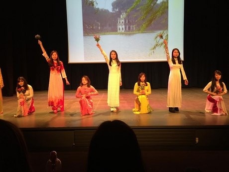 Đêm hội quảng bá quê hương của du học sinh Việt thành phố Bath - 3 Thu Lệ