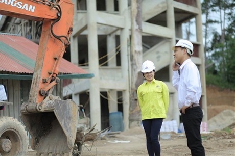 Bộ ảnh cưới độc đáo trên công trường của hai kỹ sư - 9 Đến nay, quả ngọt tình yêu của hai người đã đơm hoa kết trái khi Hiền đã mang bầu 8 tháng.