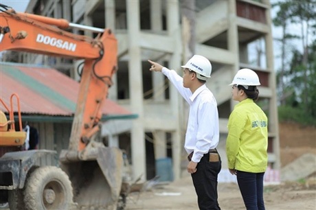Bộ ảnh cưới độc đáo trên công trường của hai kỹ sư - 8 Bộ ảnh cưới độc đáo trên công trường của hai kỹ sư