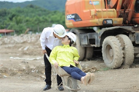 Bộ ảnh cưới độc đáo trên công trường của hai kỹ sư - 6 Bộ ảnh cưới độc đáo trên công trường của hai kỹ sư