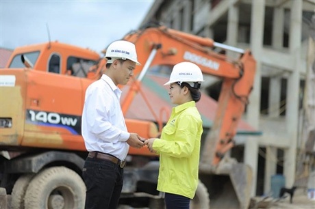 Bộ ảnh cưới độc đáo trên công trường của hai kỹ sư - 4 Bộ ảnh cưới độc đáo trên công trường của hai kỹ sư