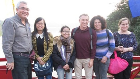 Những đại sứ nhỏ của Hà Nội - 1 Tình nguyện viên Hanoi Free Tour Guides đưa du khách tới đền Ngọc Sơn. Ảnh: Nguyễn Hoan.