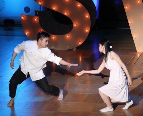 Á hậu Huyền My đẹp nền nã trong đêm tài năng của DHS tại Anh - 11 Phút đăng quang của thí sinh Vương Gia Hiếu.