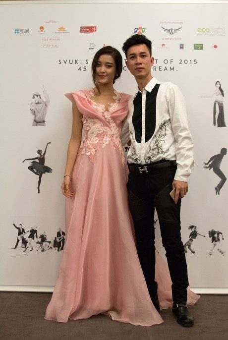 Á hậu Huyền My đẹp nền nã trong đêm tài năng của DHS tại Anh - 5 Á hậu rạng rỡ, xinh đẹp…