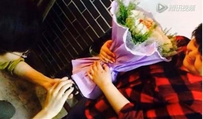 Chàng trai TQ kết hoa bằng thịt giăm bông cầu hôn bạn gái - 2 Cô gái đã nhận lời cầu hôn